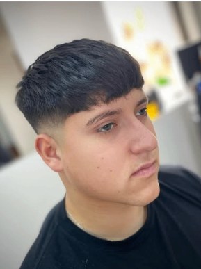 Cliente con corte estilo bowl y fade bajo