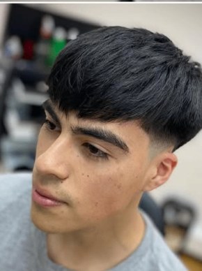 Cliente con corte texturizado y perfilado de cejas