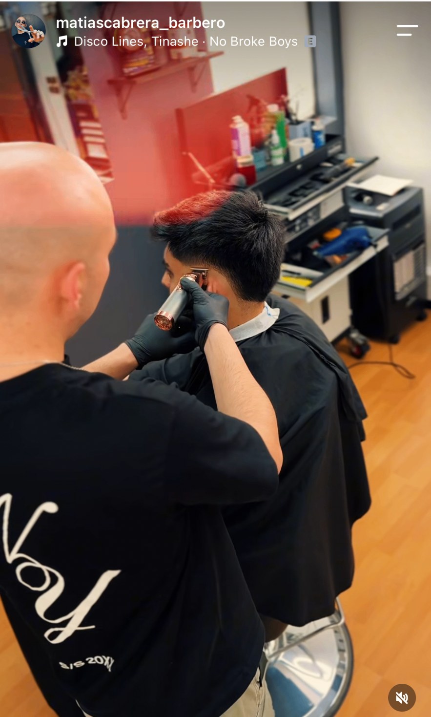 Matías atendiendo a un cliente en su barbería